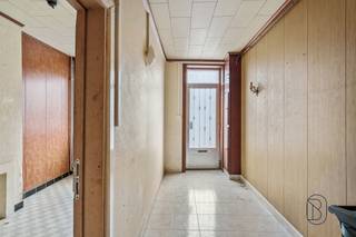 <p>Te renoveren woning met 2 slaapkamers in het centrum van Ronse!<br /><br />Bent u op zoek naar een woning met potentieel op een centrale ligging? Deze te renoveren stadswoning in het centrum van Ronse biedt tal van mogelijkheden voor starters, investeerders of handige renovateurs. Winkels, scholen, openbaar vervoer, sportfaciliteiten en het station bevinden zich op korte afstand.<br /><br />INDELING:<br />Leefruimte, open gedeeltelijk geïnstalleerde keuken, badkamer met douche, apart toilet en 2 slaapkamers. Daarnaast beschikt de woning over een zolder met mogelijkheid tot inrichting, ideaal als extra slaapkamer.<br /><br />De woning is voorzien van PVC-schrijnwerk met dubbele beglazing en centrale verwarming op aardgas. <br /><br />Voor wie is deze woning ideaal?<br />♦ Starters die een betaalbare woning zoeken op een centrale locatie.<br />♦ Investeerders die op zoek zijn naar een renovatieproject met meerwaarde.<br />♦ Handige kopers die een woning volledig naar eigen wens willen afwerken.<br /><br />Niet gelegen in een overstromingsgevoelig gebied (klasse A).<br /><br />Te koop via Immo Beguin, jouw vastgoedexpert sinds 2009. Met kantoren in Ronse, Waregem, Kortrijk, Deinze, Doornik en Lessines.<br />✉️ info@immobeguin.be</p>
