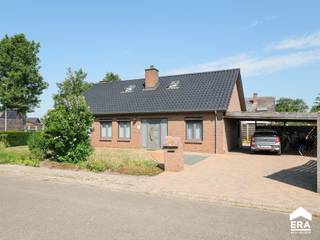 Gelijkvloerse woning te koop op een groene locatie, dicht bij alle voorzieningen (sportgelegenheden, winkels, supermarkten, scholen, openbaar vervoer). De woning is door de huidige eigenaar perfect onderhouden en reeds op diverse vlakken vernieuwd: cv-ketel, badkamer, dak,...<br /><br />Momenteel heeft de woning EPC-label E, als het dak wordt geïsoleerd, wordt er al voldaan aan de renovatieverplichting. De zolder biedt nog enorm veel potentieel om te verbouwen naar extra slaapkamers/leefruimte. De veranda en zolder zijn niet meegenomen in de bewoonbare oppervlakte. <br /><br /><u><strong>Enkele troeven:</strong></u>
<ul><li>Schitterende groene locatie</li><li>Potentieel 5 slaapkamers mits inrichten van de zolder</li><li>Dicht bij diverse voorzieningen</li><li>Grotendeels vernieuwd (dak, kozijnen en ramen, cv-ketel)</li></ul>
<u><strong>Indeling:</strong></u>

<ul><li>Inkom, woonkamer, eetkamer, keuken, toilet, wasplaats, veranda, nachthal 3 slaapkamers, badkamer</li><li>Zolder: vaste trap, potentieel 2 slaapkamers</li><li>Buiten: aangelegde tuin, carport voor 2 auto's</li></ul>
