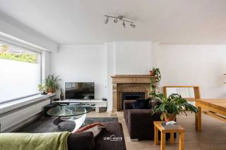 Welkom in deze bijzonder ruime en brede woning, rustig gelegen in het mooie Tielrode. Hier geniet je van een aangename woonomgeving, met scholen, ontspanning en dagelijkse voorzieningen in de nabije omgeving. <br /><br />Bij het binnenkomen valt meteen de aangename ruimte en de overvloed aan natuurlijk licht op. De zeer ruime leefruimte biedt volop mogelijkheden om er een gezellige thuis van te maken en geniet bovendien van een mooi zicht op het terras. De verzorgde keuken sluit rechtstreeks aan op een praktische berging, waardoor ook het dagelijkse leven hier bijzonder comfortabel georganiseerd kan worden.<br /><br />Op de bovenverdieping bevinden zich drie mooie slaapkamers en een aangename badkamer met ligbad. De woning beschikt daarnaast over een garage en een handige achteruitweg, wat een grote meerwaarde vormt.<br /><br />Dankzij de centrale verwarming, dubbele beglazing en betonnen structuur is deze woning bovendien degelijk en comfortabel. De brede bouw zorgt voor een heerlijk ruimtelijk gevoel en de vele ramen brengen overal een mooie hoeveelheid daglicht binnen.<br /><br />Een warme, ruime en instapklare woning op een rustige en aangename locatie in Tielrode, waar je je meteen thuis kunt voelen.