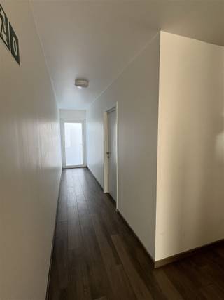 <p><span>Prachtig 1-slaapkamerappartement met open keuken gelegen op het gelijkvloers.</span></p><p><span>INDELING:</span></p><p><span>Het appartement bevat een inkom, ruime living, een eerste berging, uitgeruste keuken, een tweede berging, apart toilet, badkamer met douche en lavabo en een slaapkamer.</span></p><p><span>PRAKTISCH:</span></p><p><span>Bij het appartement hoort de carport waar plaats is voor 1 auto.</span></p><p><span>Verder is er een terras aanwezig met grote tuin en een overdekte tuinberging voor onder andere de vuilnisbakken.</span></p><p><span>Pad naar de tuinberging is gemeenschappelijk.</span></p><p><span>Het appartement is onmiddellijk beschikbaar.</span></p><p><span>25 euro/maand gemeenschappelijke kosten.</span></p><p><span>Voor meer info en/of het aanvragen van een bezoek stuur ons een bezoekaanvraag via onze website</span></p><p><span>Opmerking: Omdat je financieel comfortabel zou kunnen huren vragen we u volgende basisregel te hanteren: huurprijs x 3 = inkomsten</span></p>