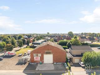 Goed gelegen loods te Sint-Eloois-VijveDeze atelier heeft een vloeroppervlakte van ca. 502m en is gelegen op een grondoppervlakte van 692m.De nokhoogte bedraagt 10 meter. Ideaal als opslagruimte!De loods is gelegen op een gunstige locatie, nabij de belangrijke invalswegen en E17.Aangezien het in woonzone is gelegen, tevens mogelijk als bouwgrond (alsook in combinatie met het perceel bouwgrond ernaast)* ruime bouwvoorschriften!
