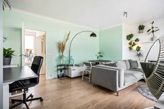 Dit super tof appartementje is gelegen op de achtste verdieping van een appartementsgebouw aan de noordrand van Antwerpen. De verbinding met de snelweg, stad Antwerpen en het openbaar vervoer is werkelijk ideaal! Bovendien heeft u vanuit het pand een prachtig zicht op de Stad en kan u beschikken over een groot, zuidelijk georiënteerd terras, waar u in alle privacy van de buitenlucht en de schitterende view kan genieten! U komt de unit binnen via een aparte inkomhal met praktische ingemaakte kasten. De gezellige leefruimte baadt in het licht en heeft grote raampartijen aan de noordzijde die uitkijken op het groen. Verder heeft het appartement en nette, ingerichte keuken en een badkamer met inloopdouche, lavabo met meubel en toilet. De slaapkamer is ruim en ligt pal aan het terras. Er is een lift aanwezig in het gebouw. Gem. kosten: +-250/maand, incl. verwarming, water, poets gang, reservefonds,... U heeft de mogelijkheid een garagebox bij aan te kopen, maar dit is niet verplicht. De box ligt achter het naastgelegen gebouw. Er is elektriciteit aanwezig. VP: €25.000