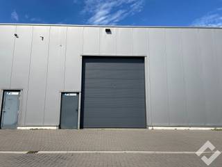 Praktische opslagplaats te huur in Hamont-Achel. Deze kleinschalige bedrijvensite is gelegen in een zijstraat van de Bosstraat die verbinding geeft tussen Hamont en Neerpelt waardoor eveneens de Nederlandse grens goed bereikbaar is. Er is een brede oprit voor het eenvoudig leveren en uitsturen van goederen en voldoende parkeergelegenheid op het terrein.<br /><br />De opslagplaats heeft een bruikbare vloeroppervlakte van 187m2 en heeft alle voorzieningen zoals industriële betonvloer, automatische sectionaalpoort, verlichting en stroompunten 220V/380. Deze unit kan dienen voor zowel opslag als werkplaats. <br /><br />Beschikbaar vanaf 1/1/2027. Huurprijs excl. BTW en exclusief gemeenschappelijke kosten.<br /><br />Neem ook zeker een kijkje op www.treinspoorpark.be.