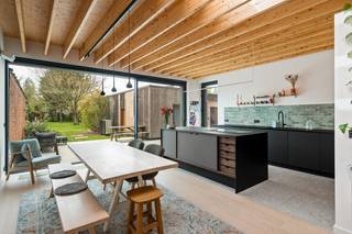 Ontdek deze instapklare, energiezuinige halfopen bebouwing met magazijn, gelegen in het gegeerde Ranst.Bij aankomst wordt u verwelkomd via de...