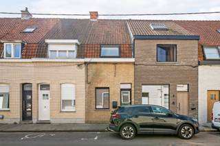 Instapklare gezellige starterswoning met leuke stadstuin gelegen in de Veldstraat te Harelbeke nabij alle dagdagelijkse winkels en openbaar vervoer. De woning heeft geen renovatieverplichting, is asbestveilig, er zijn geen maatregelen in het maatregelregister, elektriciteit is conform en er is ook een conforme installatie voor zonnepanelen aanwezig.<br /><br />Indeling: inkom met ruimte voor het plaatsen van fietsen of bureau, eetruimte met open keuken met badkamer op het gelijkvloers met toilet. Achterliggend is er nog een ruime zitruimte met zicht op de tuin en een mezzanine. Voor een deel van de achterbouw werd op heden een regularisatie ingediend met een architect. Op de verdieping zijn er 2 ruime slaapkamers van telkens 12m² en een zolderruimte van ook nog eens 12m².<br /><br />Voor meer info of een plaatsbezoek contacteer Peter (BIV 510.335) op peter@therockrealestate.be of 0495 511 391.<br /><br />Tot binnenkort!