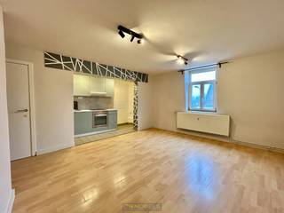 Dit INSTAPKLAAR APPARTEMENT is GUNSTIG GELEGEN dichtbij winkelketens, warenhuizen en invalswegen in een KLEINSCHALIG APPARTEMENTSGEBOUW. De...