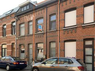 Knusse instapklare woning, zéér rustig gelegen en toch in volle centrum Dendermonde<br />De woning werd in 2008 volledig gerenoveerd: nieuwe ramen, geïsoleerde vloer en muren, nieuw dak, elektriciteit conform, EPC 168 kWh/m², <br />CV aardgas.<br />Bij het binnenkomen heb je een ruime berging met plaats voor fietsen, wasmachine en droogkast en vestiaire.<br />Via een glazen schuifdeur kom je in de living met open geïnstalleerde keuken die uitgeeft op een schitterend zonneterras van 15 m². Achter dit terras is er nog een ruime berging met water en elektriciteit. Op de 1e verdieping heb je een grote slaapkamer en tevens de badkamer met toilet, inloopdouche, lavabo en kastjes. Op de 2de verdieping heb je 1 grote ruimte die perfect om te vormen is naar 2 kleinere kamers. Een valtrap leidt je naar de geïsoleerde zolder. <br />Graag een bezoekje? Bel naar 052 52 80 80 of mail ons op verhuur@goemanvastgoed.be