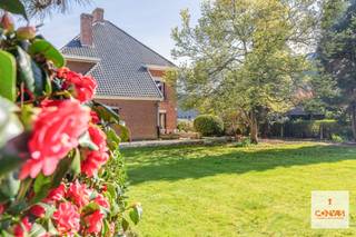 Op een uitstekende locatie in Gent bevindt zich deze <strong>karaktervolle villa</strong>, gelegen aan de Pintelaan 292. Deze eigendom biedt een <strong>uitzonderlijke kans</strong> voor wie op zoek is naar een woning met potentieel en ruimte om volledig naar eigen smaak te renoveren. Het leent zich bovendien uitstekend voor de uitoefening van een vrij beroep.<br /><br />Bij het betreden van de woning komt u terecht in een <strong>ruime inkomhal</strong> die toegang biedt tot een aparte bureauruimte en een gastentoilet. De <strong>lichtrijke leefruimte</strong> vormt het hart van de woning. De keuken beschikt over een praktische berging met toegang naar de tuin. Daarnaast is er een koele kelder aanwezig, perfect voor stockage of het bewaren van wijn en voeding. Op de eerste verdieping bevinden zich <strong>drie volwaardige slaapkamers</strong> en een badkamer. Daarnaast is er nog een kleinere kamer die als <strong>kinderkamer</strong> gebruikt kan worden. Verder beschikt de woning over een <strong>bijzonder ruime zolderverdieping</strong> die zich uitstrekt over de volledige oppervlakte van het huis. Deze biedt tal van mogelijkheden, zoals het creëren van extra kamers of zelfs een volwaardige bijkomende woonlaag.<br /><br />Buiten geniet u van een zeer <strong>grote en zonnige tuin</strong>, ideaal voor ontspanning, tuinliefhebbers of gezinnen. Bovendien is er een <strong>garage </strong>aanwezig, wat zorgt voor extra comfort en parkeermogelijkheden.<br /><br />Deze villa combineert een solide structuur met een unieke kans om een droomwoning te realiseren op maat van uw wensen. Dankzij de royale ruimtes en uitbreidingsmogelijkheden is dit een ideale investering voor wie visie en creativiteit wil samenbrengen.<br /><br />Bent u op zoek naar een renovatieproject met karakter en potentieel? Dan is deze woning beslist een bezoek waard. Contacteer Laura via <strong>0492 07 26 62</strong> om uw bezoek in te plannen.<br /><br />! Sommige GPS systemen geven de foute coördinaten door - best Waze of Google Maps gebruiken !
