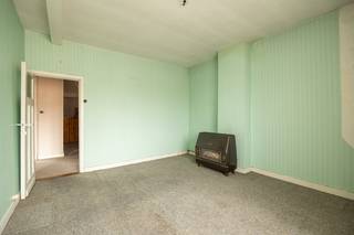 Ben je op zoek naar een zeer ruime woning met tal van mogelijkheden?Dan is deze eigendom absoluut een buitenkans voor wie graag de handen uit de...