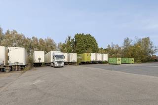 L'entreposage/espace commercial (400 m²) :Une zone hautement fonctionnelle de 400 m² avec une hauteur libre de 5,60 m et une hauteur de crête de...