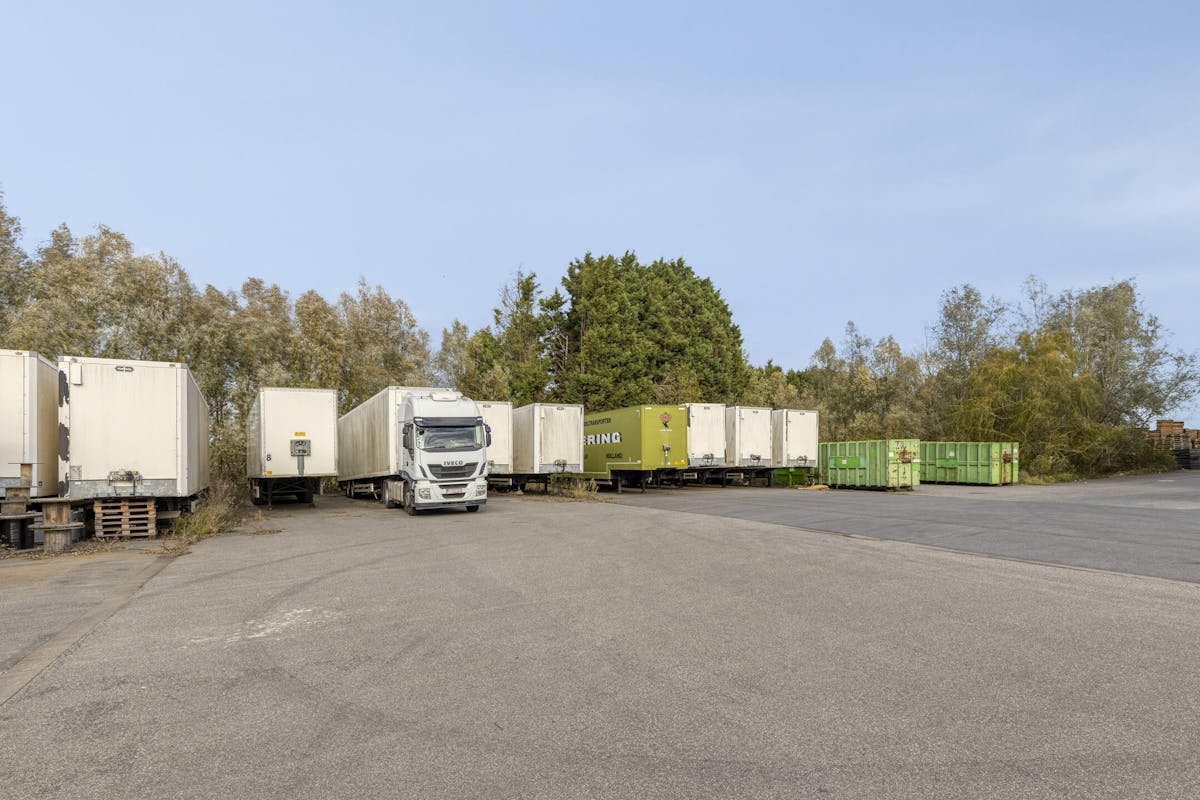 Entrepôt (400 m²) avec maison (229 m²) sur un terrain de 4000 m² - photo 2