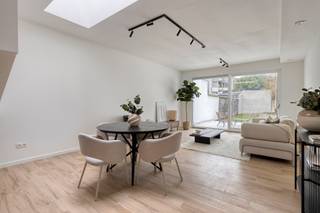 Deze totaalrenovatie, die aanvoelt als nieuwbouw, biedt modern wooncomfort, een doordachte indeling en een centrale ligging in Merksem. De...