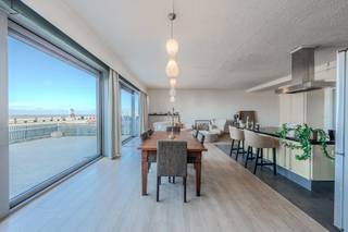 Ontdek dit uniek en zeer ruim (165m²) gelijkvloers appartement te koop in de Residentie Aldis te Oostende. Dit appartement is volledig instapklaar en geniet van een absolute toplocatie met frontaal zeezicht, het strand, openbaar vervoer en tal van voorzieningen in de directe omgeving.Indeling:*Gelijkvloers- inkomhal- leefruimte met een schuifraam naar het magnifiek terras- open keuken voorzien van keramisch kookvuur, spoeltafel, frigo met vriesvak en combi-oven- aparte berging - slaapkamer 1 (12m²)- slaapkamer 2 (9m²)- afzonderlijk toilet- terras met frontaal zicht op de zeedijk en het strand *Verdieping Sous-sol - badkamer 1 uitgerust met ligbad, toilet en lavabo- badkamer 2 uitgerust met inloopdouche, toilet, lavabomeubel met spiegelkast- ruime berging met aansluiting voor wasmachinePluspunten:- frontaal zeezicht- pal aan het strand- zonnig terras - instapklaar - ruim appartement - toplocatie- EPC label B Bent u op zoek naar een ruim gelijkvloers appartement te koop met een adembenemend zicht op zee? Contacteer ons voor een bezoek ter plaatse en ontdek dit uniek pand!Bestuursmaatregelen in het maatregelenregister: in aanvraag