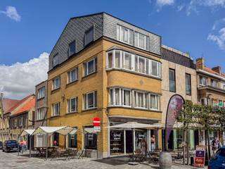 Dit gezellig appartement (58m2) is gelegen in het centrum van Diksmuide en bestaat uit:<br /><br />kelderberging.<br /><br />GELIJKVLOERS:<br />Gemeenschappelijke inkomhal en fietsenberging.<br /><br />VERDIEP 1: <br />Leefruimte met open ingerichte keuken.<br /><br />VERDIEP 2: <br />Nachthal - ruime slaapkamer - ingerichte badkamer met ligbad/douche, lavabomeubel en toilet.<br /><br />ALGEMEEN:<br />- Elektrische verwarming.<br />- Schrijnwerk: ALU, dubbele beglazing.<br />- Zeer centrale ligging, in de directe nabijheid van alle voorzieningen.<br />- Op wandelafstand van de Grote markt.<br />- Onmiddelijk vrij!<br />- Het appartemet werd recent volledig geschilderd.<br />- 12,5€/maand gemeenschappelijke kosten.<br /><br />Meer info op www.vastgoedvanoverschelde.be