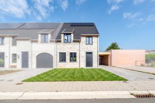 <p>Welkom in deze prachtige halfopen woning, gelegen aan de De Niepte in Lebbeke. Met een perceeloppervlakte van 310 vierkante meter biedt dit huis een ideale basis voor een warm en comfortabel gezinsleven. De woning, gebouwd in 2026, beschikt over een slimme indeling met maar liefst drie slaapkamers, een badkamer, een ruime woonkamer, een eetkamer en een functionele keuken. Het gehele pand is perfect uitgevoerd en staat garant voor modern wonen met alle nodige gemakken binnen handbereik.</p>
<p>Op de begane grond vindt u niet alleen een uitnodigende leefruimte, maar ook een praktische zolder die kan dienen als extra opslagruimte of creatieve plek. Met twee parkeerplaatsen in de directe nabijheid is dit huis ook deze praktische kant weer doorgetrokken. Geniet van de fantastische ligging en de mogelijkheden die deze woning te bieden heeft. Dit is een plek waar u met veel plezier jarenlang kunt wonen. Bent u benieuwd naar de mogelijkheden? Neem gerust contact met ons op voor meer informatie.</p>