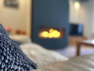 Wanneer je de foto's es nauwlettend bekijkt, zal je meteen versteld staan. <br />Deze prachtige woning tref je in de Grootveldstraat te Landen, op een mum van tijd te voet bereikbaar van het station waar dagelijks zoveel pendelaars langskomen, de scholen, het commercieel centrum van Landen.<br />Gezien je hier midden in de stad terecht komt, zal deze woonst je meteen bekoren. Het heeft een ruime garage (zelden midden in de stad), een leuke tuin die volledig zuidwest is gericht, en de woning zelf is enorm lichtrijk en top. Het is hier dus heel aangenaam vertoeven.<br />De huidige eigenaar heeft deze plek super gezellig ingericht. De oude structuur is grotendeels bewaard gebleven waardoor het een speciaal cachet heeft.<br />De keuken aansluitend op de ruime leefruimte, is volledig modern ingericht, baadt in het licht en geeft meteen een zicht op het terras en de tuin.<br />Op de gelijkvloerse verdieping treffen we dus : een zeer ruime hal, een leefruimte, aansluitend de ruime keuken, een garage. Ook de mooi ingerichte badkamer treffen we op het gelijkvloers. Via deze verdieping hebben we ook nog recht op twee kelders.<br />Op de eerste verdieping treffen we 2 ruime slaapkamers, een kleinere verbonden door een dressing. <br />De zolderverdieping werd inmiddels ook volledig ingericht om er zijn trek in te nemen. Grandioos hoor. Zo'n grote plek.<br />Bovendien is de woonst voorzien van zonnepanelen en een thuisbatterij. <br />Je hoeft dus echt niet te twijfelen. Dit is de woonst waar je naar op zoek bent.<br />Maak snel een afspraak voor een bezoek en wees er snel bij.<br />Neem contact op via onze link of bel even binnen via 011/361919.<br />Succes!!!!