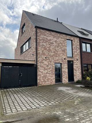 Ontdek onze prachtige instapklare halfopen woning uit 2023, gelegen in een doodlopende straat.- EPC A + (-8)- 15 zonnepanelen- Diepe zuid gerichte...