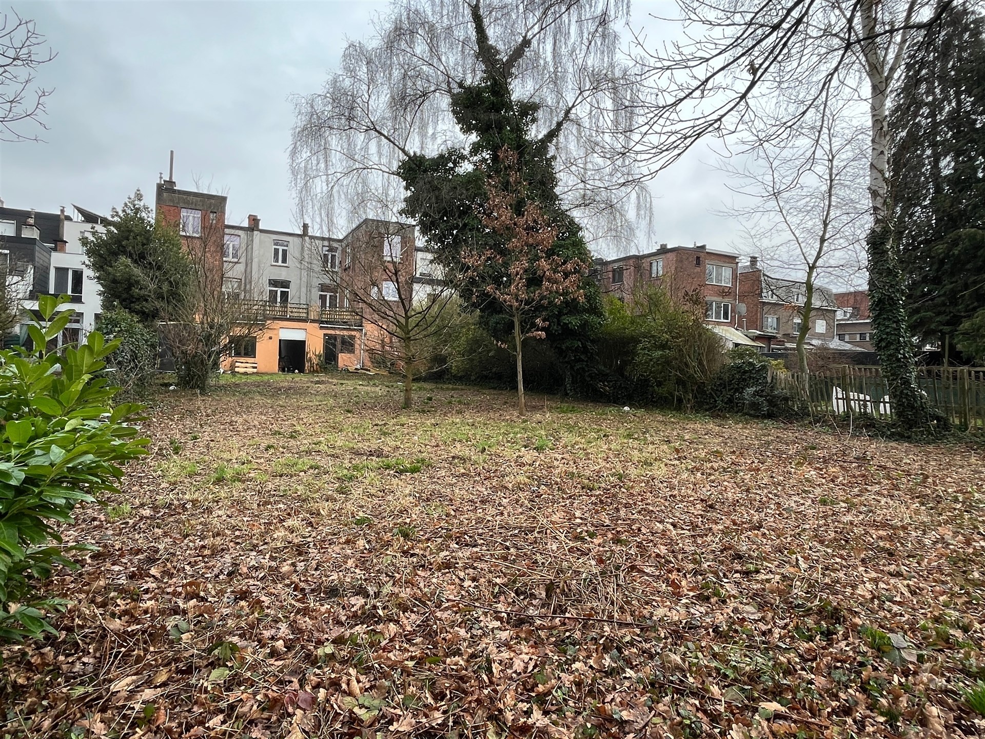 Appartementsgebouw met parking en zeer grote tuin! - foto 4