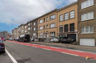 <p><span>Ter Heydelaan 198 (glv) - Deurne</span></p><p><span> </span></p><p><span>Instapklaar appartement (80 m²) met 2 slaapkamers, garage en zuid-georiënteerde tuin (45 m²) in Deurne.</span></p><p><span> </span></p><p><span>Dit appartement in de Ter Heydelaan combineert centrale bereikbaarheid met een groene omgeving. Je woont op een boogscheut van de Bisschoppenhoflaan, met winkels, voorzieningen en de snelweg vlakbij. Bovendien liggen de Bremweide en het Bisschoppenhofpark op wandelafstand.</span></p><p><span> </span></p><p><span>Dit appartement bevindt zich op de benedenverdieping van een kleinschalig gebouw van 3 hoog, waarvan het dak in 2015 geïsoleerd werd en in 2023 voorzien van 11 zonnepanelen. Ook de achtergevel kreeg in 2021 een isolatielaag. De vaste kosten bedragen slechts €50/maand en omvatten water en blokpolis. De verwarming is individueel op gas. Binnenin werd het appartement in 2021 grotendeels vernieuwd met PVC-ramen, een nieuwe verwarmingsketel, en een opgefriste keuken en badkamer.</span></p><p><span>Je komt binnen in de woonkamer (21 m²) met aansluitende eetkamer (10 m²) en keuken (9 m²), uitgerust met de nodige basisvoorzieningen en plaats voor een was- en droogmachine. Vanuit de eetkamer bereik je de badkamer (3 m²) met inloopdouche, lavabomeubel, toilet en handdoekdroger. De twee slaapkamers (10 m² en 15 m²) bevinden zich vooraan.</span></p><p><span>Tot slot beschik je nog over een privatieve kelderberging én een garage met ruimte voor twee wagens, voorzien van een oprit en elektrische poort. Bewoonbare opp. 80 m² ref.: bruto vloeropp. EPC-certificaat Voor meer info of een gratis schatting surf naar </span><span><span>www.hansimmo.be</span></span></p><p><span> </span></p>