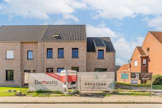 <h1>Exclusieve nieuwbouwwoning met zuidgerichte tuin en vrije afwerking</h1>
<p>In de rustige woonomgeving in Beerse bevindt zich deze uitzonderlijke nieuwbouwwoning op een perceel van 585 m². Een eigendom waar ruimte, licht en hedendaags wooncomfort samenkomen en waar u nog mee richting kunt geven aan de uiteindelijke afwerking van uw toekomstige thuis. Met een bewoonbare oppervlakte van maar liefst 284 m², een ruime garage of bijgebouw van 40 m², vier slaapkamers en een afzonderlijk bureau biedt deze woning alle ruimte voor comfortabel gezinsleven, thuiswerk en ontspanning.</p>
<p>De architectuur werd ontworpen met bijzondere aandacht voor licht en leefkwaliteit. De royale leefruimte wordt gekenmerkt door indrukwekkende kamerhoge raampartijen die zorgen voor een overvloed aan natuurlijk daglicht en een prachtige verbinding met de zuidgerichte tuin. Hierdoor ontstaat een open en ruimtelijk gevoel dat in elk seizoen tot zijn recht komt. De huidige foto's geven een tussenfase van de bouwwerken weer. Tegen oplevering zal de woning zich in een verder afgewerkt stadium bevinden, terwijl u als koper nog de mogelijkheid behoudt om belangrijke afwerkingskeuzes zelf te bepalen. De inrichting van de keuken, badkamer, vloeren, binnendeuren en tuinaanleg kan nog naar eigen voorkeur worden ingevuld, zodat uw nieuwe thuis volledig aansluit bij uw smaak, comfortwensen en levensstijl. De vermelde verkoopprijs heeft betrekking op de woning zoals voorzien in het lastenboek. De afwerking van keuken, badkamer en sanitair, vloeren, binnendeuren, tuinaanleg en eventuele persoonlijke meerwerken is niet inbegrepen in de geafficheerde prijs en kan volledig volgens uw wensen worden samengesteld. Ook op technisch vlak werd gekozen voor duurzaamheid en toekomstgericht wonen. Dankzij de combinatie van een warmtepomp, een ventilatiesysteem en hoogwaardige isolatie voldoet deze woning aan de hedendaagse energie-eisen en geniet u van een aangenaam binnenklimaat met een laag energieverbruik.</p>
<h3>Troeven</h3>
<ul>
<li>Perceel van 585 m²</li>
<li>Bewoonbare oppervlakte van 284 m²</li>
<li>Zuidgerichte tuin</li>
<li>Kamerhoge ramen met maximale lichtinval</li>
<li>4 volwaardige slaapkamers</li>
<li>Afzonderlijk bureau of praktijkruimte</li>
<li>Garage/bijgebouw van 40 m²</li>
<li>Vrije keuze in belangrijke afwerkingen</li>
<li>Energiezuinige nieuwbouw met warmtepomp</li>
<li>Vlotte verbinding naar winkels, scholen en invalswegen</li>
</ul>
<p>Een unieke kans voor wie op zoek is naar een ruime gezinswoning met karakter, hedendaags comfort en de mogelijkheid om de afwerking mee vorm te geven volgens eigen smaak en budget.</p>
<p><strong>Plannen, lastenboek, afwerkingsmogelijkheden en prijsinformatie zijn verkrijgbaar op kantoor. (Domestic makelaars) Wij begeleiden u graag bij de realisatie van uw toekomstige droomwoning. Contact Dirk Luyckx 014 61 03 86 of via dl@domestic.be<br /><br />De vermelde verkoopprijs is exclusief btw op de constructiewaarde en exclusief registratierechten op het grondaandeel, evenals de bijhorende notariële akte- en dossierkosten. </strong></p>