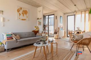 <p><span>HOBOKEN | GEZELLIG APPARTEMENT MET LICHTRIJKE WOONKAMER EN DAKTERRAS GELEGEN OP DE TWEEDE VERDIEPING VAN EEN KLEIN GEBOUW | EPC A |</span></p><p><span>Indeling als volgt: inkomhal - woonkamer met eetruimte - geïnstalleerde keuken met toegang naar het terras - slaapkamer met opbergruimte - badkamer met inloopdouche, toilet en lavabo - berging met aansluitingen wasmachine/droogkast - ruim dakterras</span></p><p><span> </span></p><p><span>Grote troeven: </span></p><ul><li><span>Zeer veel lichtinval</span></li><li><span>Zeer energiezuinig (EPC A)</span></li><li><span>Dakterras</span></li><li><span>Gelegen in rustige woonwijk, vlakbij winkels, scholen en openbaar vervoer, ...</span></li><li><span>Gemeenschappelijke berging</span></li><li><span>Parkeermogelijkheden aan de oprit</span></li><li><span>Elektriciteit is conform het AREI</span></li><li><span>Aparte meters voor elektriciteit, gas en water</span></li><li><span>Geen asbestattest vereist want bouwjaar na 2001</span></li><li><span>Klein gebouw, geen syndicus of maandelijkse kosten</span></li></ul><p><span> </span></p><p><span> </span></p>
