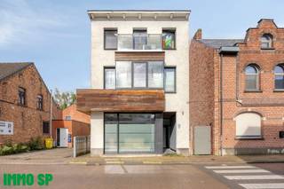 Instapklaar appartement met ruim terras op toplocatie!<br /><br />Dit gezellige en goed gelegen appartement is perfect voor wie op zoek is naar comfortabel wonen met alle voorzieningen binnen handbereik.<br /><br />Het appartement beschikt over een praktische en doordachte indeling:<br />Een inkomhal met aansluitend een privatief trapgedeelte, een lichtrijke leefruimte met open keuken (incl. vaatwasser), een aangename slaapkamer, een badkamer met douche en toilet, én als extra troef een zeer ruim terras van maar liefst 24 m² aan de achterzijde. <br /><br />Bijkomende informatie van dit appartement: <br />- Topligging: op wandelafstand van winkels, scholen, bakker, restaurants, bushaltes, …<br />- Autostaanplaats inbegrepen <br />- Elektrische keuring volledig conform <br />- Interessant investeringseigendom<br />- ... <br /><br />Voor meer informatie of een bezoek ter plaatse, kan u contact opnemen met IMMO SP via 014/591020 of mailen naar Jill@immosp.be.<br />Benieuwd naar de waarde van uw eigen woning? Vraag vrijblijvend een gratis verkoopanalyse aan – wij helpen u graag verder!