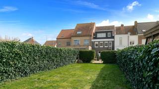 Deze instapklare en uitstekend onderhouden gezinswoning is rustig gelegen in het dorp van Zeebrugge, op wandelafstand van winkels, scholen en openbaar vervoer. Dankzij de dubbele inpandige garage, drie volwaardige slaapkamers en de ruime zolder biedt deze woning alle comfort.<br /><br />De woning is bovendien energiezuinig met een EPC-label B, hoogrendementsglas, een condenserende gasketel op aardgas en een degelijke constructie met betonnen gewelven.<br /><br />Via de inkomhal bereikt u een praktische berging/vestiaire onder de trap, de inpandige garage met plaats voor twee wagens en de wasruimte. Vanuit de keuken een rechtstreekse toegang tot de tuin.<br /><br />Op de eerste verdieping bevindt zich een lichtrijke leefruimte met een aangename woon- en eetkamer. De volledig uitgeruste keuken kijkt uit op de tuin en beschikt over een trap die rechtstreeks naar buiten leidt. Op deze verdieping is eveneens een apart gastentoilet aanwezig.<br /><br />De tweede verdieping omvat drie ruime slaapkamers en een verzorgde badkamer met douche en een tweede toilet. Grote zolderverdieping met talloze mogelijkheden.<br /><br />Een ruime, energiezuinige en perfect onderhouden woning op een centrale, doch rustige ligging in Zeebrugge, ideaal voor wie op zoek is naar een zorgeloze thuis.<br /> <br />Bezoeken of meer informatie? <br />Contacteer Maxim Slabbinck op tel. 0494/52.59.73