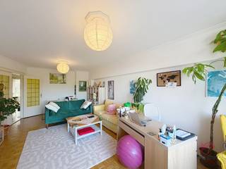 <p><strong>ETTERBEEK </strong>: Tussen Mérode en Montgomery, charmant appartement met 2 slaapkamers van ±89 m², gelegen op de 5<sup>e</sup> verdieping met lift.</p>
<p><strong><span>Op de 5e verdieping met lift</span> :</strong></p>
<ul>
<li>Hal met opbergkasten</li>
<li>Woonkamer ±30 m²</li>
<li>Ingerichte keuken (oven, kookplaten, afzuigkap, koelkast, vriezer en een vaatwasser)</li>
<li>Slaapkamer ±9 m²</li>
<li>Slaapkamer ±14 m²</li>
<li>Balkon van ±5 m² op het noordwesten</li>
<li>Toilet</li>
<li>Badkamer met aansluiting voor wasmachine</li>
</ul>
<p>Kelder nr. D5</p>
<p><span>Kosten</span> : Voorschot van 300 €/maand inclusief gemeenschappelijke kosten, warm water, koud water en verwarming.</p>
<p>PED E-</p>
<p>Beschikbaar vanaf 01/09/2026.</p>