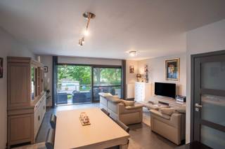 <p><span>RUIM, KWALITATIEF EN ENERGIEZUINIG GELIJKVLOERSAPPARTEMENT 103M² MET 2 SLAAPKAMERS, 2 TERRASSEN EN GARAGEBOX</span></p><p><span>ligging op het gelijkvloers van een kleinschalige residentie nabij centrum met vlotte bereikbaarheid via N16, A12 en N17</span></p><p><span> </span></p><p><span>Inkomhal / wc met handwas / living met super-ingerichte open keuken (totale opp.: 42m²) en toegang tot zuidwest-georiënteerd terras (7m²) / 2 slaapkamers (15m²; 11m²) waarvan de grootste met toegang tot bijzonder groot terras (35m²) / badkamer met wastafel, ligbad en inloopdouche / berging / wasplaats.<br />Ondergrondse garagebox / gemeenschappelijke fietsenberging.</span></p><p><span> </span></p><p><span>Lasten: € 90 / maand.</span></p><p><span> </span></p><p><span>Appartement is bewoonbaar door maximaal 3 personen.</span></p><p><span> </span></p>