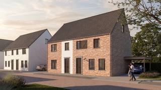 Welkom in de warme omhelzing van een landelijke halfopen nieuwbouwwoning, inclusief carport, gelegen op een perceel waar de avondzon je terras de ganse avond met zijn warme gloed overgiet. Deze charmante woning biedt niet alleen rust en comfort, maar ook een perfecte samensmelting van een moderne levensstijl en landelijke sfeer.<br />Met 3 slaapkamers is deze woning ideaal voor een gezinsleven terwijl een vaste trap naar de zolder de mogelijkheid biedt voor een 4e slaapkamer. Deze energiezuinige BEN-woning is uitgerust met geavanceerde technologieën, waaronder een warmtepomp, vloerverwarming op het gelijkvloers en de verdieping, ventilatie type D met warmterecuperatie, een regenwaterput van 10.000L, zonnepanelen, en meer.<br />Het noordwestelijk-georiënteerde perceel laat je genieten van de avondzon en creëert een sfeervolle buitenruimte voor ontspanning en gezelligheid.<br />Interesse in deze woning of bespreekt u graag even de verschillende mogelijkheden? 0497 588 888 of ewout@huysmanbouw.be. Ook voor een afspraak in onze kijkwoning maak ik graag tijd voor u vrij. <br />