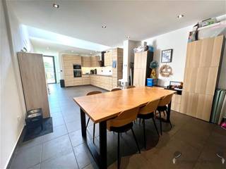 Cette maison mitoyenne rénovée (EPC C) avec 4 chambres offre une maison familiale idéale avec un espace de vie agréable de 150m² sur un terrain...