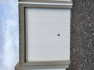 Op zoek naar een praktische en vlot bereikbare garagebox in Nieuwkerke?Deze gesloten garage is ideaal voor het veilig stallen van een wagen, motor of...