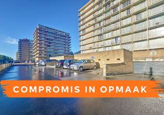 Centraal gelegen in Nieuwpoort-Bad bevindt zich deze autostaanplaats in het ondergrondse garagecomplex op de -1e verdieping van Residentie Santhooft, nabij de winkels, het openbaar vervoer, het strand en de zee.