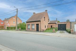 <p><span>Te renoveren open bebouwing / bouwgrond op een mooi perceel van 930m²</span></p><p><span> </span></p><p><span>Dit betreft een uitstekend gelegen eigendom met vele mogelijkheden nabij het Stropersbos.</span></p><p><span>De te renoveren woning is gelegen op een mooi perceel grond met een straatbreedte van 23,50m op de bouwlijn.</span></p><p><span>De mogelijkheid om te bouwen aan 6% BTW (sloop &amp; heropbouw), de veelzijdige ligging met vlotte mobiliteit en de groene omgeving zijn slechts enkele van de vele troeven.<br /><br /></span><span>INDELING</span></p><p><span><br /></span><span>Gelijkvloers:</span></p><p><span>Inkomhal.</span></p><p><span>Comfortabele leefruimte met veel lichtinval.<br />Keuken.<br />Badkamer met bad/douche combinatie, toilet en lavabo.<br />Berging en garage.</span></p><p><span>Zeer mooie tuin met uitgestrekt uitzicht over het achtergelegen landschap.</span></p><p><span> </span></p><p><span>1e verdieping:</span></p><p><span>2 slaapkamers.</span></p><p><span> </span></p><p><span>EXTRA</span><span><br />Grondig te renoveren / te verbouwen woning.</span></p><p><span>Mogelijkheid tot bouwen aan 6% BTW (sloop &amp; heropbouw).</span></p><p><span>Straatbreedte van 24,5m aan rooilijn, 23,5m aan bouwlijn.</span></p><p><span>Uitstekend gelegen op wandelafstand van Stropersbos, lagere school en bakker.</span></p><p><span>Tevens ook nabij de schitterende polders en dijken tussen Sint-Gillis-Waas, De Klinge en Meerdonk.<br />Vlotte mobiliteit via E34 (Antwerpen-Gent).</span></p><p><span> </span></p><p><span>Absolute topper in zijn klasse! </span></p><p><span> </span></p><p><span>EPC: Label F - 1.083kWh/m²</span></p><p><span>Wg - Vg - Gvv - Gvkr - Gmo</span></p><p><span><br /><br /></span></p><p><span> </span></p>