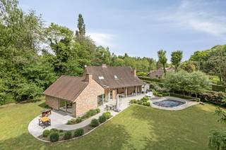 Droomt u van een rustig gelegen woning in een prachtige omgeving? Deze villa in Bois de Strihoux, gebouwd in 1996, biedt het allemaal. Gelegen in...
