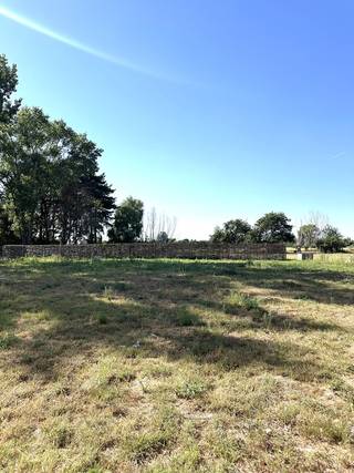 Hectaar bouwt drie landelijke en energiezuinige nieuwbouwwoningen, centraal gelegen in Waarschoot (Lievegem). Hier geniet u van de rust en charme van een landelijke omgeving, terwijl u toch vlot toegang hebt tot openbaar vervoer, scholen en winkels.<br /><br /><strong>Indeling van de woning: </strong><br />Gelijkvloers: inkomhal met gastentoilet, lichtrijke leefruimte met open keuken en ruime berging. <br />Eerste verdiep: nachthal met apart toilet, 3 volwaardige slaapkamers (11,31m² - 16,03m² - 9,52m²), badkamer met ligbad, inloopdouche en dubbel lavabomeubel.<br />Zolder: toegankelijk met uitklapbare trap, grote bergruimte. <br /><br /><strong>Extra troeven: </strong>
<ul>
<li>Landelijk gelegen met ruime, zonnige tuin</li>
<li>Lucht-water warmtepomp in combinatie met vloerverwarming </li>
<li>Mogelijkheid tot plaatsen van een carport</li>
<li>Inclusief laminaat in de nachthal en slaapkamers </li>
</ul>
Interesse in deze prachtige woningen te Waarschoot?<br />Neem contact met ons op voor meer informatie of plan een afspraak in voor een bezichtiging.