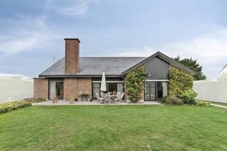 This single-storey house is located on a beautiful plot of land of 1417m². You can enjoy plenty of privacy in this house to be refreshed, so there...