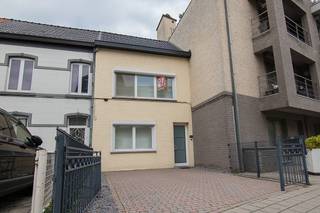 Op wandelafstand van het centrum vinden we deze mooi ingerichte stadswoning.De woning werd recent vernieuwd en heeft ruime woonkamer, keuken en 2...