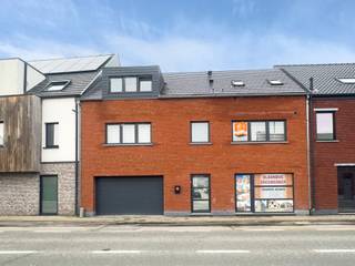 Voor meer informatie of een bezoek contacteer Anne De Block van OC Vastgoed: 0471 38 00 36 of anne@ocvastgoed.be<br /><br />Deze gezinswoning (244m²) met topligging beschikt over drie volwaardige slaapkamers (29m²/12m²/12m²) en grote garage. Het pand is gelegen aan de N470 te Grembergen. Belangrijke invalswegen, winkels en scholen op wandel/fietsafstand. <br /><br /><strong>De indeling als volgt: </strong><br /><strong>Gelijkvloers:</strong><br />Inkomhal met gastentoilet, lichtrijke kantoorruimte/vrij beroep (15m²), berging en garage<br /><strong>Eerste verdieping: </strong><br />Centrale overloop, lichtrijke leefruimte (33m²), uitgeruste keuken, badkamer voorzien van toilet, douche, lavabo en eerste slaapkamer (12m²)<br /><strong>Tweede verdieping: </strong><br />Twee ruime slaapkamers (29m²/12m²) met veel natuurlijk lichtinval, grote badkamer (13m²) voorzien van toilet, bad, douche en dubbele lavabo.<br /><br />Zonnige west gerichte tuin! (118m²)<br /><br />Maak uw afspraak vandaag nog! <br /><br />EPB verslag in aanvraag!<br />Bewoonbare oppervlakte : 244m² / Perceeloppervlakte: 200m²<br />Stedenbouwkundige inlichtingen in aanvraag sinds 1 maart 2026.<br />Geen overstromingsgevoelig gebied: P-score: A, G-score: A
