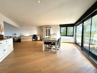INDIEN U EEN BEZOEK WENST IN TE PLANNEN GELIEVE EEN BEZOEK AAN TE VRAGEN VIA WWW.HILLEWAERE.BE VIA DE RODE KNOPDit ruime appartement (120m²) ligt op...
