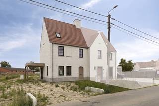 Deze ruime energiezuinige nieuwbouwwoning (bewoonbare oppervlakte +/- 197 m²) beschikt over 3 volwaardige slaapkamers en een badkamer. Er is de mogelijkheid voor een vierde, vijfde en badkamer op zolder. Buiten is er een carport voorzien en zuidwest gerichte tuin.Deze woning wordt volledig afgewerkt. INDELINGGelijkvloers:Inkomhal - apart toilet - leefruimte - open keuken - wasplaats/berging- tuin - carport Eerste verdiep:Nachthal - apart toilet - slaapkamer 1 - slaapkamer 2 - slaapkamer 3 - badkamer met bad en doucheTweede verdiep:Zolder met vaste trap met mogelijkheid om een 4de slaapkamer + 5de slaapkamer + badkamer + bergruimte te creërenDerde verdiep:Extra zolder met valtrapTROEVEN+ BEN-woning - 10 zonnepanelen+ Regenwaterput 10.000l+ Ventilatiesysteem D+ 4 verdiepingen+ Mogelijkheid voor 4de & 5de kamer & badkamer in zolder+ Woning wordt nog volledig afgewerkt+ Volledige vrijstelling onroerende voorheffing eerste 5 jaarVerkoop onder 21% BTW! Contacteer ons voor een afspraak 065 605 605 of via rob.vandaele@dewaele.comDeze AI-visualisaties zijn bedoeld als inspiratie. Er werd geen rekening gehouden met technische specificaties, stedenbouwkundige voorschriften of de concrete mogelijkheden tot realisatie.