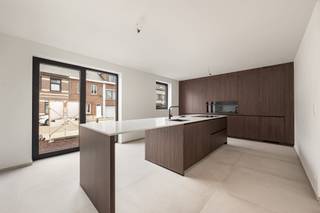 De verkoop van deze nieuwbouwwoning gebeurt onder registratierechten, wat financieel voordeliger is dan een verkoop onder btw. Ruimte en...