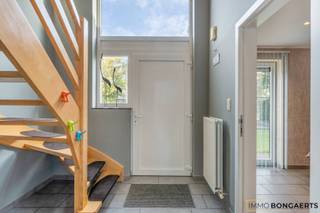 Op zoek naar een gezellige, instapklare woning waar comfort en rust centraal staan? Deze verzorgde woning, gelegen in een doodlopende straat, combineert een praktische indeling met hedendaags wooncomfort en tal van mooie troeven.<br /><br />De woning beschikt over 3 slaapkamers, waarvan één momenteel ingericht is als stijlvolle dressing. De recente, bijzonder mooie badkamer uit 2026 zorgt voor een moderne en luxueuze uitstraling.<br /><br />Ook op technisch vlak scoort deze woning uitstekend, met een EPC-label B en een elektriciteitsinstallatie die conform is. Zo geniet je van een energiezuinige woning zonder grote zorgen. De compleet uitgeruste keuken biedt alles om gezellig te koken. <br /><br />Daarnaast is er een praktische berging met ingebouwde kasten, ideaal voor extra opbergruimte. De garage werd omgevormd tot een functioneel bureel, eveneens voorzien van ingebouwde kasten, perfect voor thuiswerk of een hobbyruimte.<br /><br />Extra comfort wordt geboden door de airconditioning in de leefruimte en een slaapkamer. Bovendien beschikt de woning over een regenwaterput van maar liefst 10.000 liter.<br /><br />Dit alles bevindt zich op een mooi perceel van 5a 46ca, in een rustige woonomgeving waar je volop kunt genieten van privacy en wooncomfort.<br /><br />PLUSPUNTEN<br />* Instapklare en verzorgde woning<br />* Recente, stijlvolle badkamer uit 2026<br />* Elektriciteit conform<br />* Zeer gunstig EPC-label B<br />* Praktische berging met ingebouwde kasten<br />* Garage omgevormd tot bureel met ingebouwde kasten<br />* Airconditioning in de leefruimte en een slaapkamer<br />* Regenwaterput van 10.000 liter<br /><br />Interesse? Ontdek zelf de troeven van deze mooie woning tijdens een bezoek!