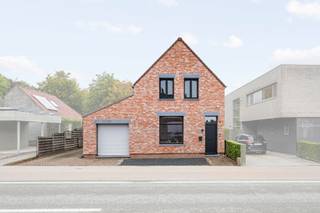 <p>Op een prachtig perceel van 846 m² vind je deze warme en charmante gezinswoning, omgeven door rust, natuur en een open gevoel dat meteen uitnodigt om te genieten van het buitenleven. Met 124 m² bewoonbare oppervlakte, een ruime indeling en een grote tuin met schuilhok voor dieren is dit een ideale thuis voor wie landelijk wil wonen zonder in te boeten aan comfort of bereikbaarheid.<br /><br />Gelijkvloers<br />Ruime woonkamer met zicht op de groene omgeving, perfect voor gezellige avonden en ontspannen familiemomenten.<br /><br />Ingerichte keuken die aansluit op de leefruimte, ideaal voor wie houdt van koken en samen tafelen.<br /><br />Badkamer met inloopdouche en toilet.<br /><br />Garage met extra opbergmogelijkheden.<br /><br />Werkplaats, ideaal voor hobbyisten, zelfstandigen of wie graag creatief bezig is.<br /><br />Grote tuin met schuilhok voor dieren, een absolute troef voor gezinnen, dierenliefhebbers of wie droomt van een eigen stukje natuur.<br /><br />Verdieping<br />Drie volwaardige slaapkamers.<br /><br />Nachthal met bureel, ideaal als werkplek, studeerhoek of rustige leesruimte.<br /><br />Buitenruimte<br />De tuin is een echte blikvanger: ruim, groen en boordevol potentieel. Perfect voor dieren, speelruimte, moestuin, ontspanning of toekomstige uitbreidingen. Dankzij de perceelbreedte geniet je van privacy en een open, landelijk gevoel.<br /><br />Ligging<br />Hoewel de woning landelijk gelegen is, geniet je van een uitstekende verbinding naar Kortrijk, Brugge, diverse invalswegen en de autostrade. Rustig wonen met alle voorzieningen binnen handbereik.<br /><br />Voor meer info of een bezoek, contacteer Bruno 0496 2345126 of bruno.vanthuyne@acasa.immo</p>