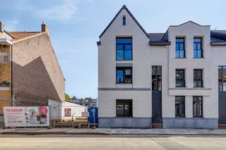 In the characterful Sint-Hubrechtshof project, you will find this energy-efficient mansion. This is not an average new-build home, but a stylish mansion that is part of an exclusive living concept, where architecture, sustainability and home comfort go hand in hand.The house offers an impressive living area, with high ceilings that provide an extra spacious feeling and lots of natural light. Thanks to the high-quality finish with high-quality materials, you will experience a modern living style with an eye for detail. The house is currently finished as a shell, so that you, as a buyer, may still be able to make your own choices in finish, without a long waiting period to move.Layout of the house:Ground floor: - entrance hall - separate toilet - storage - spacious and bright living space - open kitchen with every comfortFirst floor: - bedrooms 1 and 2 - bathroom with sink and bath - separate toiletSecond floor: - bedrooms 3 and 4 - space for a second bathroom - separate toiletAtticCourtyard with private terrace and bicycle storage. House assets:- Unique location in an up-and-coming neighborhood in the heart of Roeselare - Casco purchase possible- High-quality finish with high-quality materials- 4 spacious bedrooms available- A separate toilet on each floor- Private terrace with a view of the courtyard- Closed private parking on the site