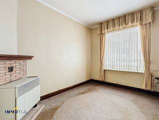 <p><strong>Te renoveren woning met veel potentieel en gunstige ligging nabij het centrum van Aalst!<br /><br /></strong>Op het <strong>gelijkvloers</strong> vindt u een <strong>inkomhal</strong>, een <strong>polyvalente ruimte</strong> (bureau, eetkamer of extra slaapkamer), een aangename <strong>leefruimte</strong>, een <strong>keuken</strong>, en een <strong>bijkomende ruimte met apart toilet</strong>. <br /><br />Op de <strong>eerste verdieping</strong> bevinden zich <strong>twee ruime slaapkamers</strong> en een <strong>badkamer</strong> (ligbad, lavabo en toilet). Via een vaste trap bereikt u de <strong>tweede verdieping</strong>, waar nog een <strong>derde slaapkamer</strong> en een <strong>zolderruimte</strong> aanwezig zijn. <br /><br />Extra troeven zijn de <strong>zuidgerichte tuin</strong> en <strong>garage</strong>. <br /><br />De renovatieverplichting is van toepassing, maar dankzij de flexibele indeling en verschillende ruimtes zijn er volop mogelijkheden.<br /><br />Gelegen <strong>vlakbij centrum Aalst</strong>. Winkels, openbaar vervoer en belangrijke invalswegen bevinden zich op korte afstand. <strong>Een ideale opportuniteit voor starters of doe-het-zelvers</strong>! Neem gerust contact op met Steven via 0485 52 55 29 of steven@immotijl.be.</p>