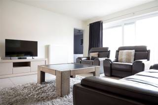 <p>Instapklaar appartement TE HUUR in Residentie 't Eiland aan de stadsrand van Oudenaarde.</p><p>Je komt het appartement binnen langs de inkomhal. <br />Aansluitend heb je een living met open keuken en berging.<br />Het ruime appartement, met 103 m² bewoonbare opp. geniet een terras aan de achterzijde van het gebouw.<br />Het appartement voorziet 2 slaapkamers en een badkamer met inloopdouche.<br />Bij het appartement hoort een privatieve garage en een gemeenschappelijke fietsenstalling.</p><p>Gemeenschappelijke lasten : €70/mnd<br />Beschikbaar : 01/09/2026</p><p>Benieuwd naar dit gezellig en praktisch appartement?<br />Vraag uw bezoek aan via onze website www.immodhondt.be </p><p><span><span> </span></span></p>