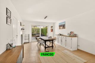 Deze zorgvuldig onderhouden en volledig instapklare woning is gelegen op een zeer gunstige locatie te Bredene. De omgeving is zeer rustig en toch heeft u al het nodige binnen handbereik. <br /><br />De woning heeft een ruim en open aanvoelen, wat sterk tot uiting komt in de lichtrijke leefkamer. U heeft hier een apart eet-en leefgedeelte, met aansluitend de volledig uitgeruste keuken met extra ontbijthoek. <br /><br />Het pand biedt drie volwaardige slaapkamers. De badkamer is uitgerust met een grote inloopdouche, dubbele lavabo en tevens is er aansluiting voor een wasmachine. <br /><br />De woning beschikt over een ruim terras. Deze is fraai aangelegd en volledig omheind waardoor het een gezellige, zonnige plek om te vertoeven is - met de nodige privacy. <br /><br />Dankzij de oprit en inpandige garage heeft u steeds de nodige ruimte voor uw wagen(s).<br /><br />Tot slot is er nog een ruime zolder die talrijke doeleinden kan dienen. <br /><br />Bent u op zoek naar een volledig instapklare woning op een toplocatie te Bredene? Aarzel dan niet en neem contact op voor meer info of een afspraak! <br /><br />