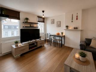 TE HUUR - GENT. Charmant éénslaapkamerappartement met een aangename en lichtrijke leefruimte waar de warme parketvloer meteen voor een gezellige sfeer zorgt. Dankzij de grote raampartijen geniet u de hele dag van een mooie natuurlijke lichtinval, wat het appartement een open en uitnodigend karakter geeft. De ingerichte keuken biedt alle comfort voor dagelijks gebruik en sluit naadloos aan op de leefruimte. Verder beschikt het appartement over een verzorgde badkamer en een afzonderlijk toilet. Bovendien geniet deze woonst van een centrale ligging nabij het station, met winkels, openbaar vervoer en andere voorzieningen binnen handbereik. Een ideale thuis voor wie comfortabel wil wonen op een vlot bereikbare locatie.<br />EPC label: B code: 0003844624-RES-1<br />De huurprijs bedraagt € 850 per maand, met een provisie van € 50 per maand voor de algemene kosten.