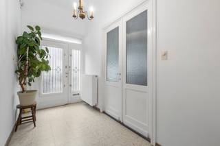 Te koop: ruime gesloten woning in het centrum van Lebbeke, op wandelafstand van het treinstation, scholen en park.Deze karaktervolle woning biedt...